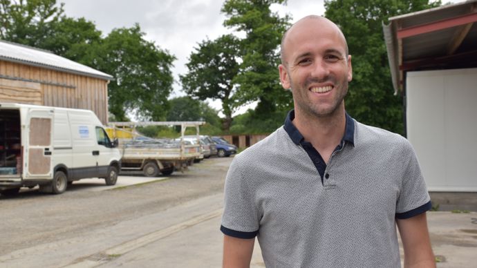 Nicolas Jagut, conseiller en prévention des risques professionnels à la MSA Portes de Bretagne : « Nous apportons un regard extérieur, nous les interrogeons sur leur travail, la manière dont ils le réalisent, dans quelles conditions… ça nous permet de vérifier la cohérence des mesures envisagées et d’en proposer d’autres. » © R. Aries/GFA